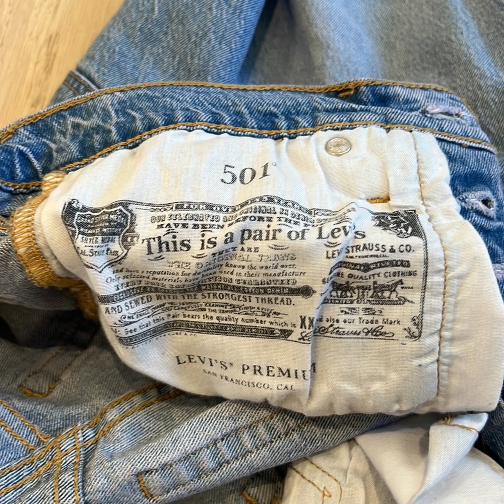 Levi’s 501 Button Fly Frayed Denim Shorts in Size 25 - Picture 11 of 12